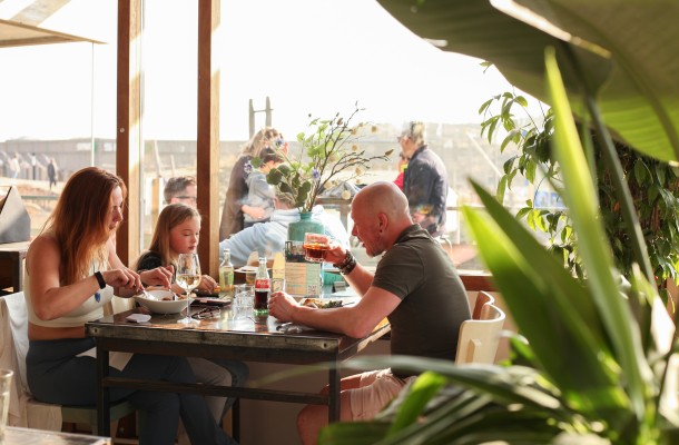 camping de lakens restaurant gestrand eten gezin